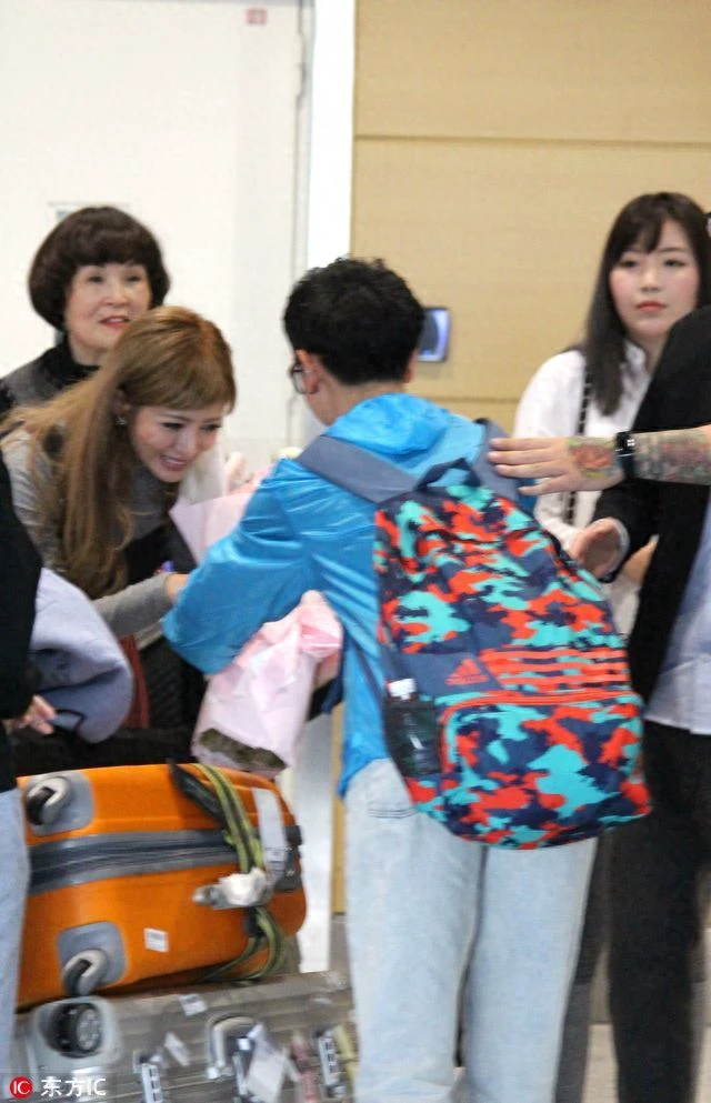 小众艺术片花旦麻生希来捞金 宅男粉丝不离不弃就爱女神