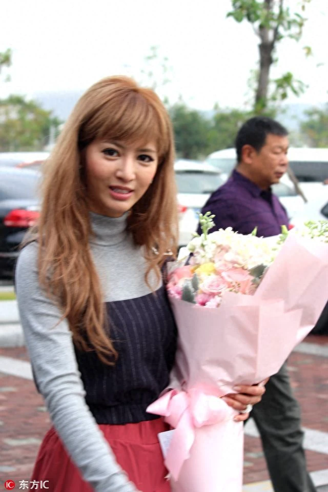 小众艺术片花旦麻生希来捞金 宅男粉丝不离不弃就爱女神