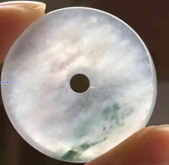 翡翠棉絮与染色：哪种更好？从品质、美观度全面比较