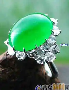 翡翠棉絮图片，欣赏翡翠的美：揭开棉絮现象的神秘面纱