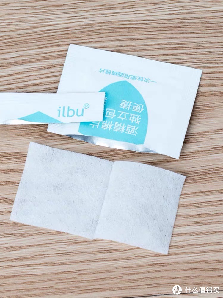 酒精棉片是一种常见的卫生用品,经过特殊处理的棉花片浸泡在酒精中,具有消毒和清洁的功能。