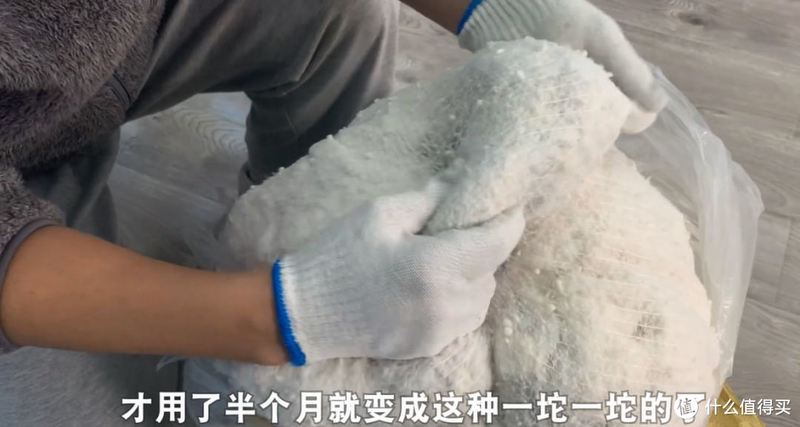 拆开百元棉被，里面全是黑心棉？！