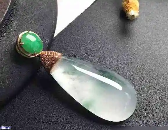 翡翠的棉是什么颜色，解密翡翠中的“棉”：它们是什么颜色，对品质有何影响？