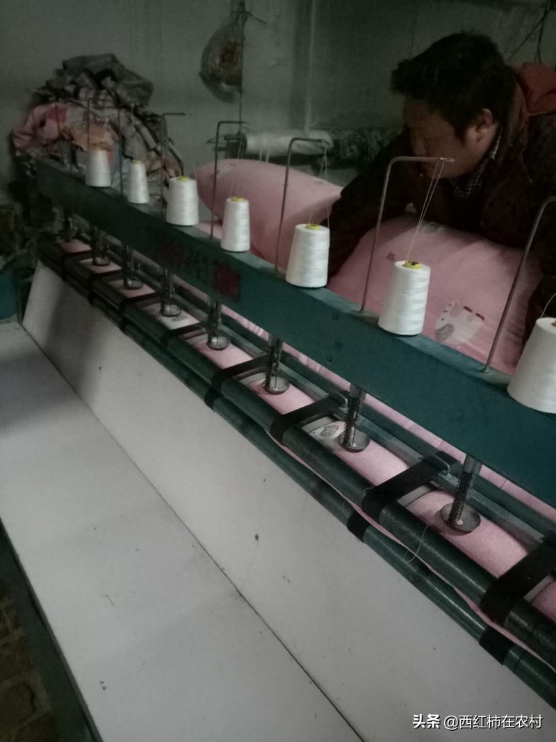 太黑了,弹一个棉被220元,怪不得现在这行倒闭了