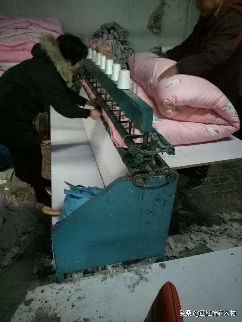 太黑了,弹一个棉被220元,怪不得现在这行倒闭了