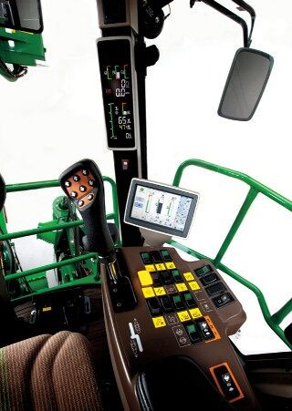 约翰迪尔(John Deere)CH330新型甘蔗收割机安静舒适，视野清晰的驾驶室