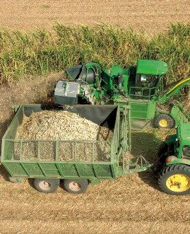 约翰迪尔(John Deere)CH330新型甘蔗收割机清洁高效的进料和高质量的收获性能