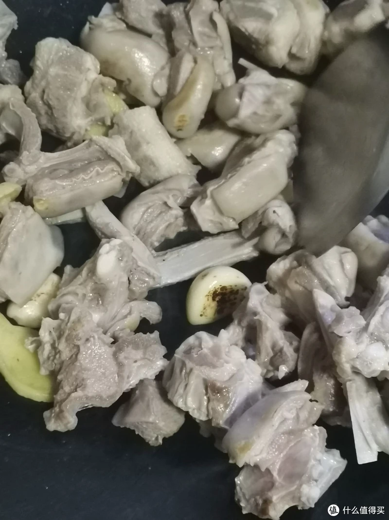 爆炒到蒜头都开始有焦香的味道，就差不多了。