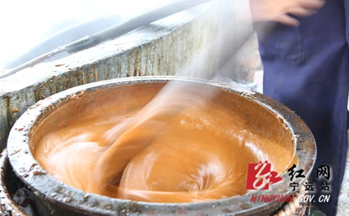 【稳就业 强基础 富家乡】宁远：古法红糖熬出致富新路子 2_副本500.jpg