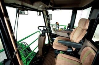 约翰迪尔(John Deere)CH330新型甘蔗收割机安静舒适，视野清晰的驾驶室