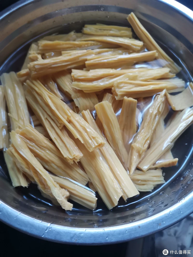腐竹掰成手指长短，温水泡发
