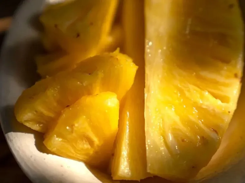 菠萝不仅首登欧洲时征服过西班牙女王,还曾使欧洲人陷入疯狂崇拜 ©华夏风物