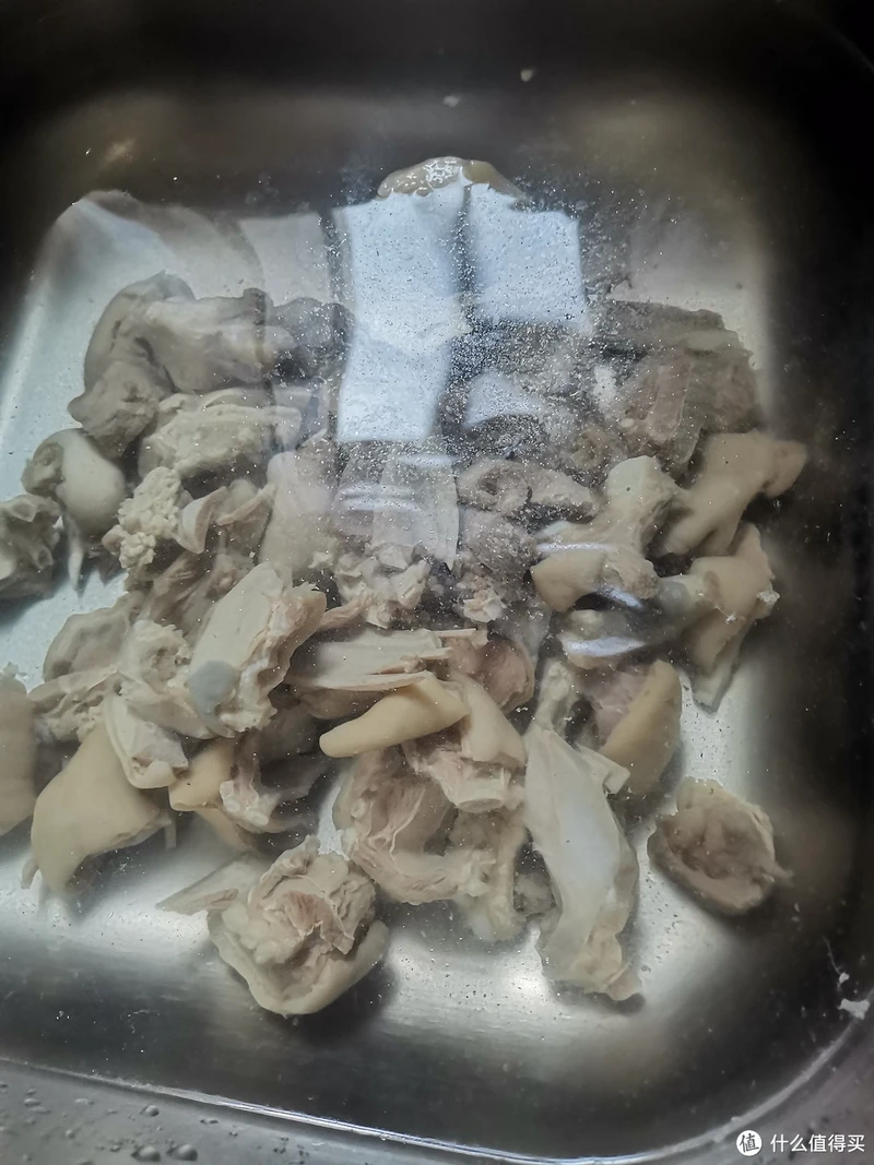 泡一下凉水，冲刷一下，这样的话，到最后，羊皮会爽脆一点