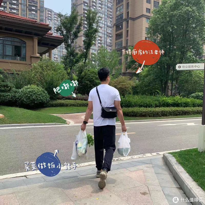 （附上两张以前拍的照片，正面的都找不到了凑合看看衣服吧）