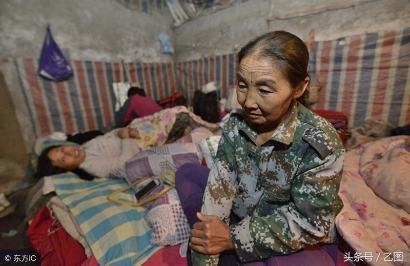 6旬母亲乘坐70小时车,赴新疆摘棉花救女,干两个月仅能买一盒药