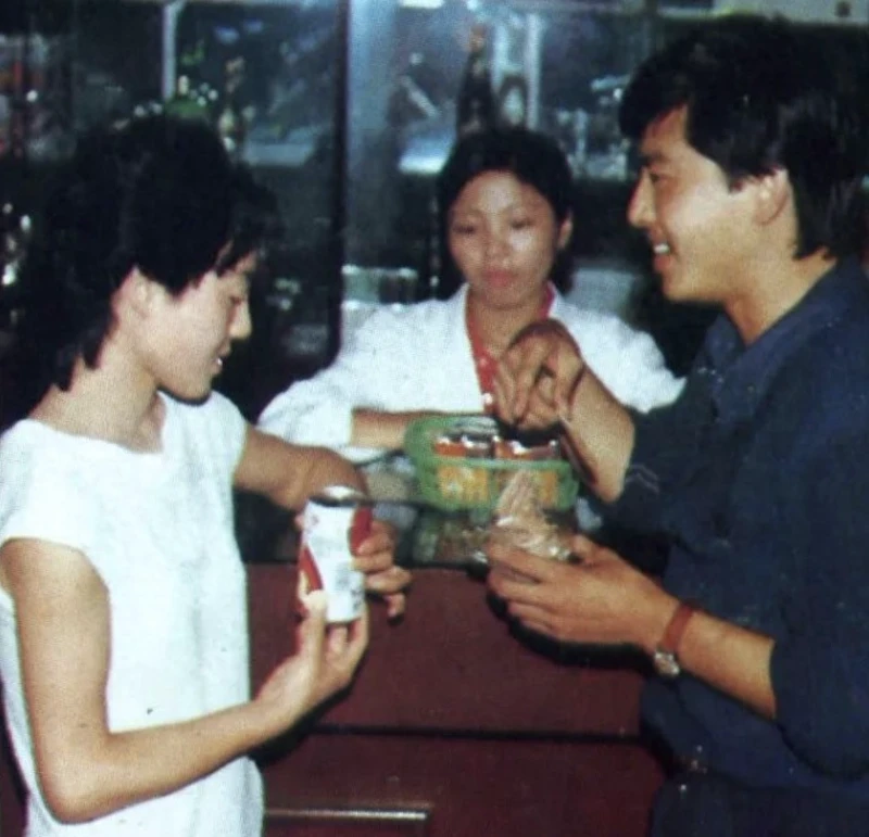 一组老照片:30年前的沈阳舞厅,年轻人还很保守