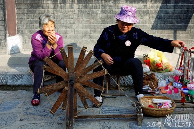 把一团团棉花纺成棉线,竟然是这么简单?