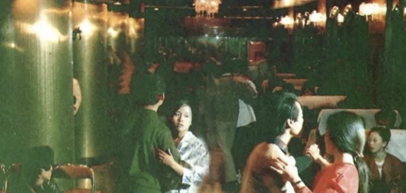 一组老照片:30年前的沈阳舞厅,年轻人还很保守