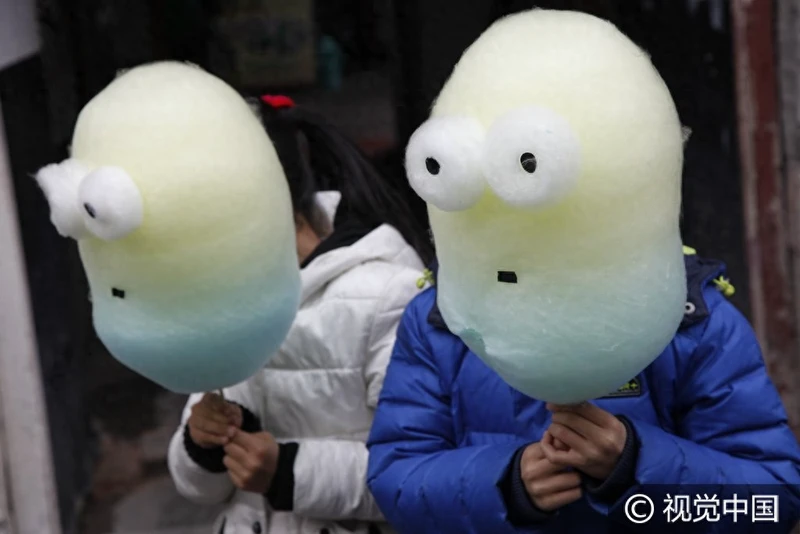 “大白”版棉花糖现身济南街头 趣味造型游客不忍吃