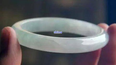 翡翠棉根和棉线的区别与图片解析：深入了解翡翠中的两种常见瑕疵