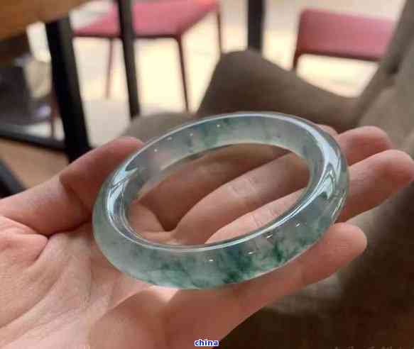 翡翠棉根和棉线的区别与图片解析：深入了解翡翠中的两种常见瑕疵