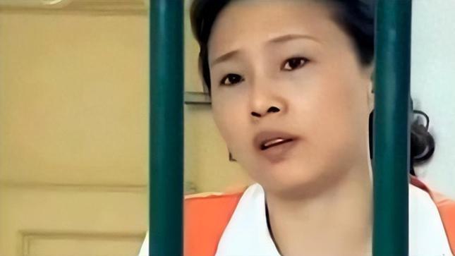 一名女孩宾馆约网友一夜后，脖子上留三道吻痕，要手扶墙才能走