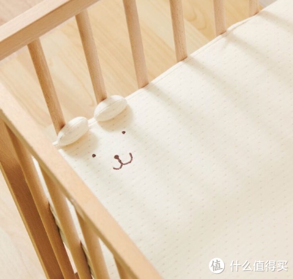 婴儿床和床垫也很讲究