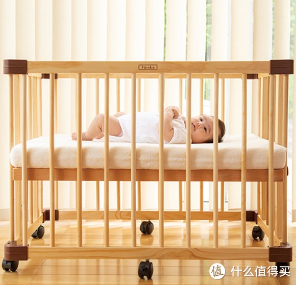婴儿床和床垫也很讲究
