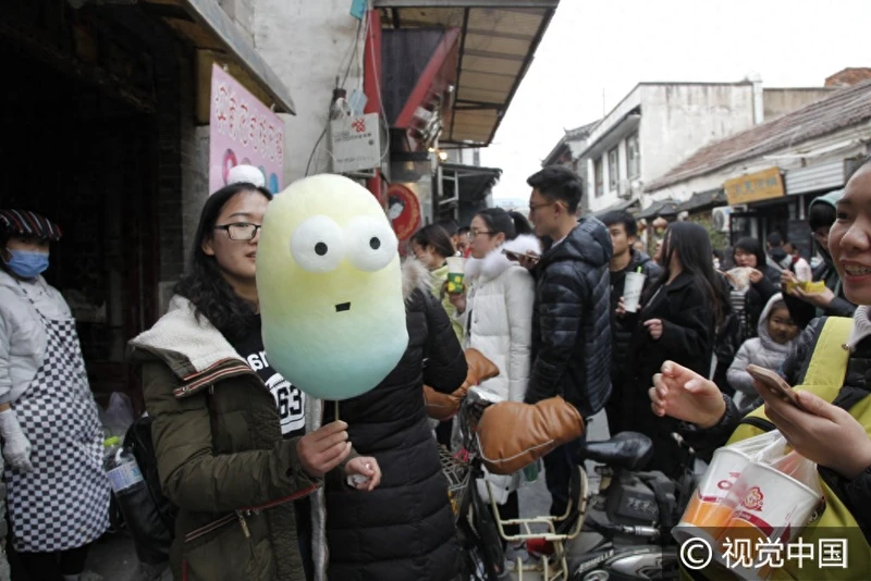 “大白”版棉花糖现身济南街头 趣味造型游客不忍吃