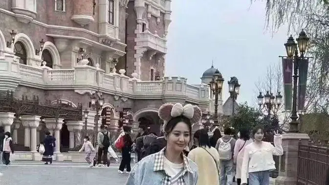 迪士尼|佟丽娅游迪士尼被拍！跟普通妇女无异，五五身材没肉感毫无气质