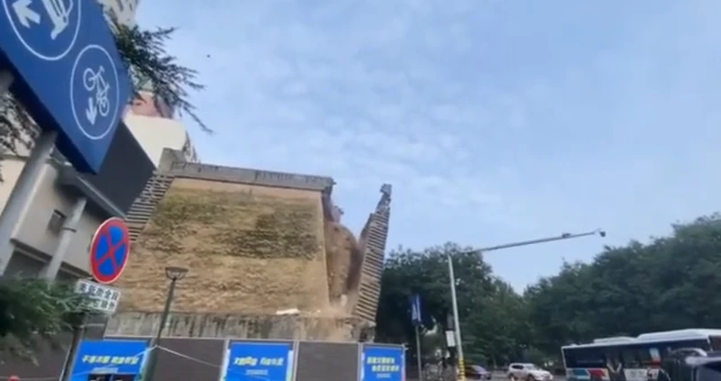 突发！西安明秦王府城墙坍塌