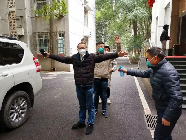 「医疗队」一位摄影记者的现场感受：从“勉力支撑”到“迎来希望