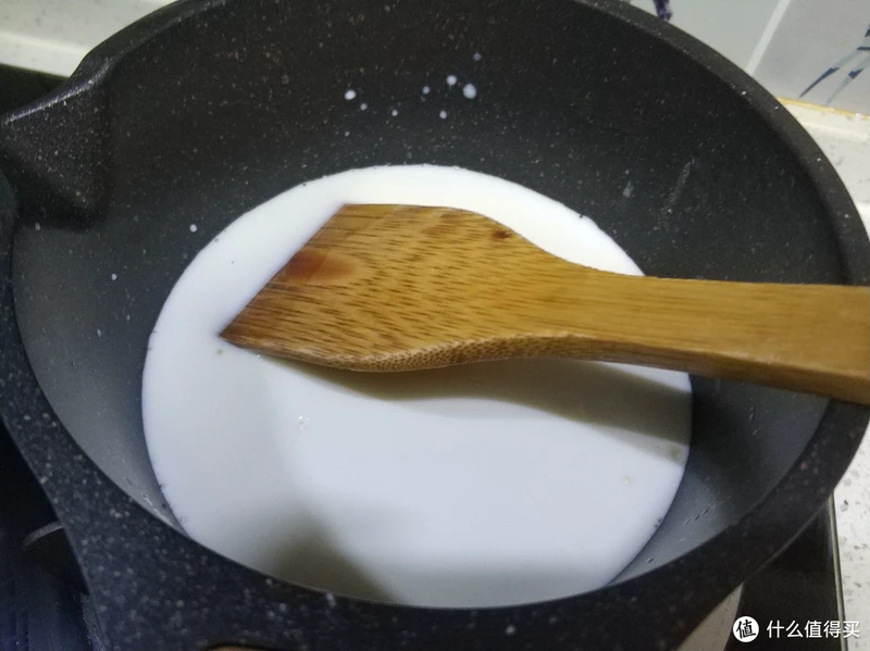 自制雪糕无冰渣的小窍门，只加淀粉还不够，多加一样，香甜又松软